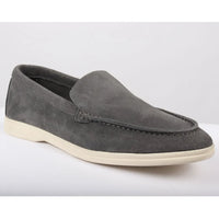 Mocasines de hombre de ante gris, sin cordones y de ajuste cómodo.