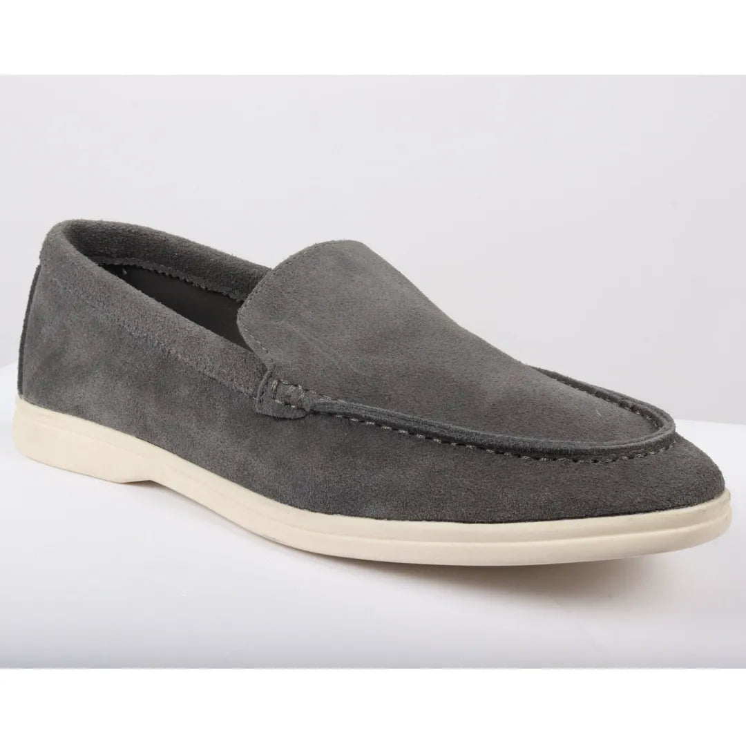 Mocasines de hombre de ante gris, sin cordones y de ajuste cómodo.
