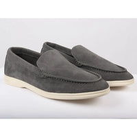 Mocasines de hombre de ante gris, sin cordones y de ajuste cómodo.