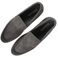 Mocasines de hombre de ante gris, sin cordones y de ajuste cómodo.