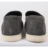 Mocasines de hombre de ante gris, sin cordones y de ajuste cómodo.