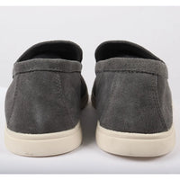 Mocasines de hombre de ante gris, sin cordones y de ajuste cómodo.