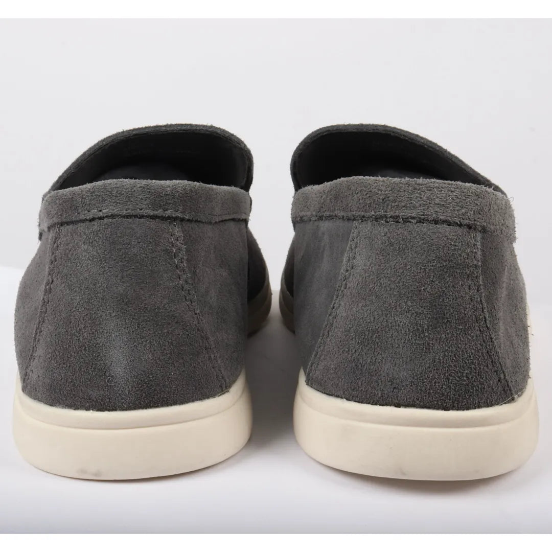 Mocasines de hombre de ante gris, sin cordones y de ajuste cómodo.