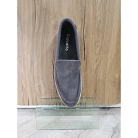 Mocasines de hombre de ante gris, sin cordones y de ajuste cómodo.