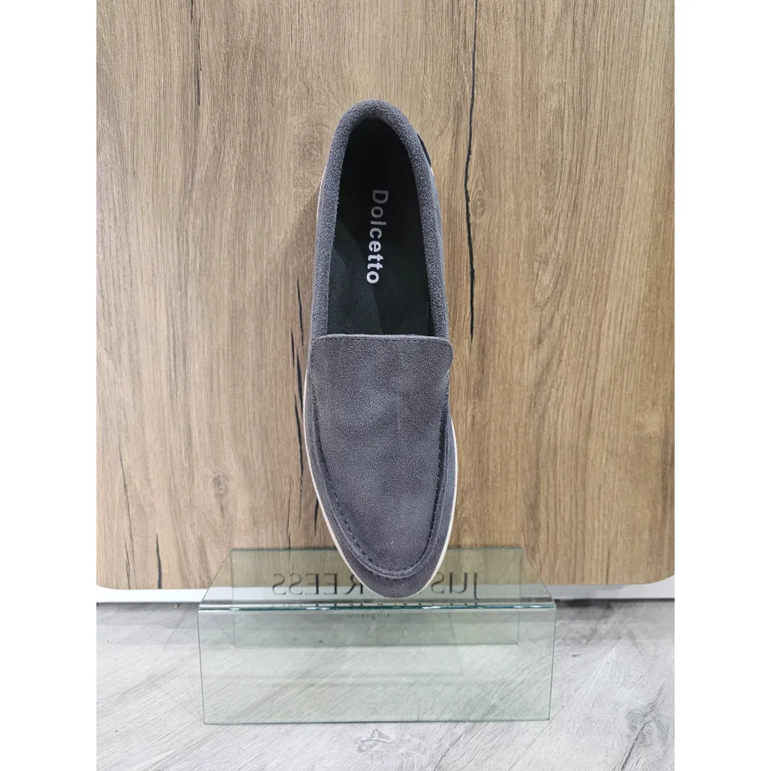 Mocasines de hombre de ante gris, sin cordones y de ajuste cómodo.