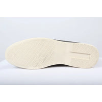 Mocasines de hombre de ante gris, sin cordones y de ajuste cómodo.