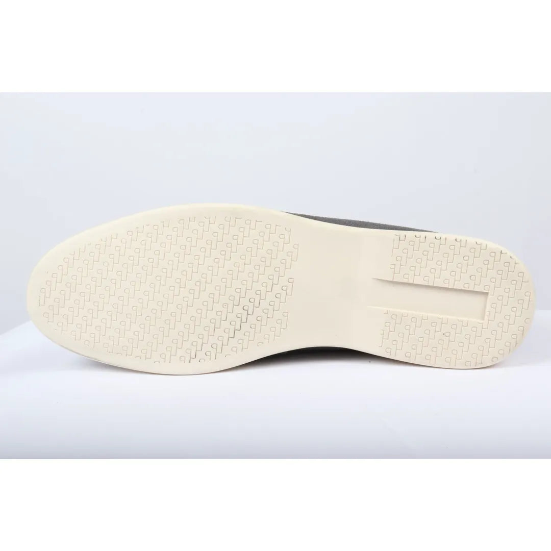 Mocasines de hombre de ante gris, sin cordones y de ajuste cómodo.