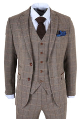 Traje a cuadros marrón con camisa blanca, corbata marrón y pañuelo de bolsillo azul sobre fondo blanco.