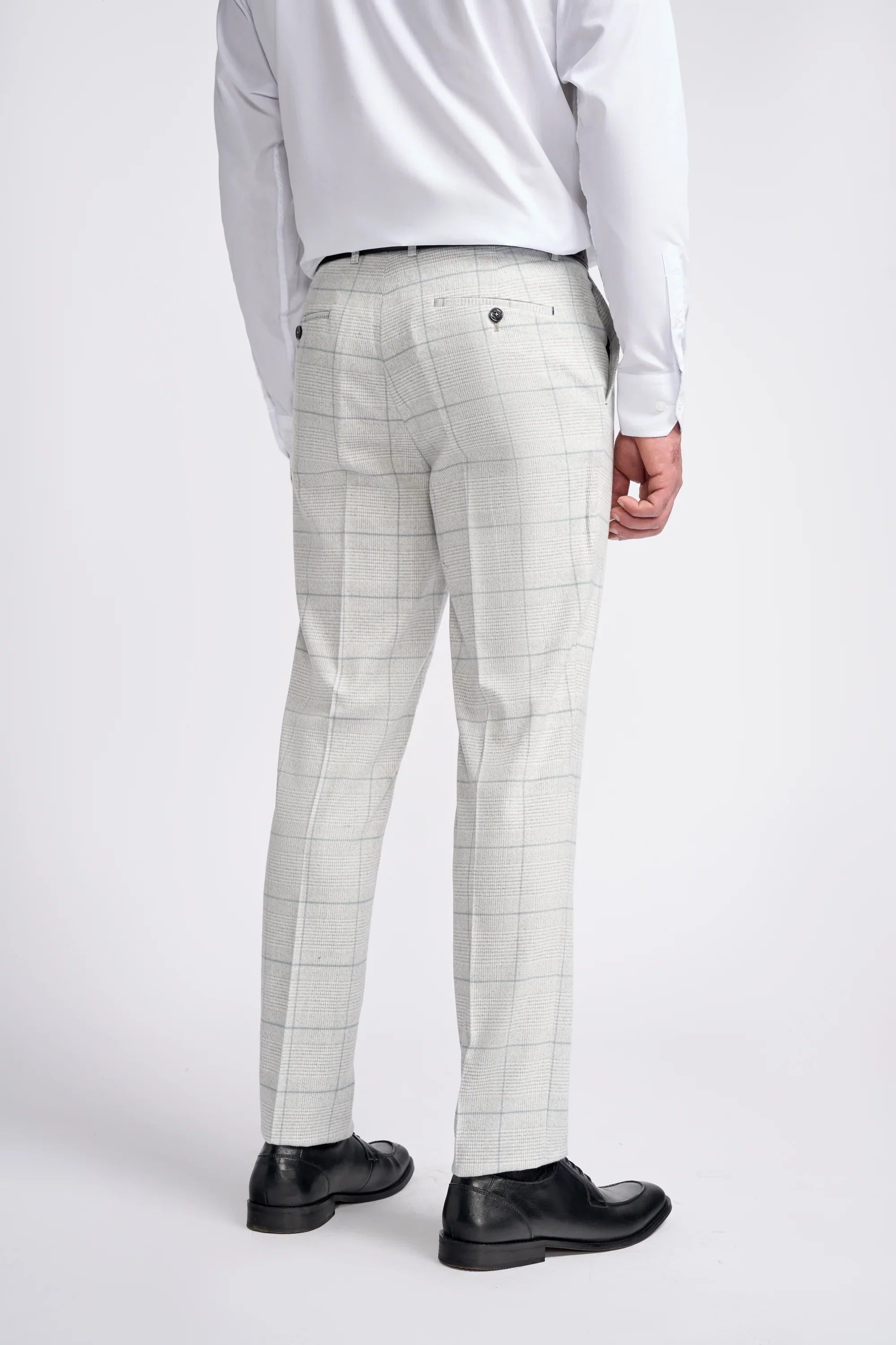 Traje de tres piezas a cuadros gris claro