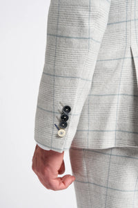 Traje de tres piezas a cuadros gris claro