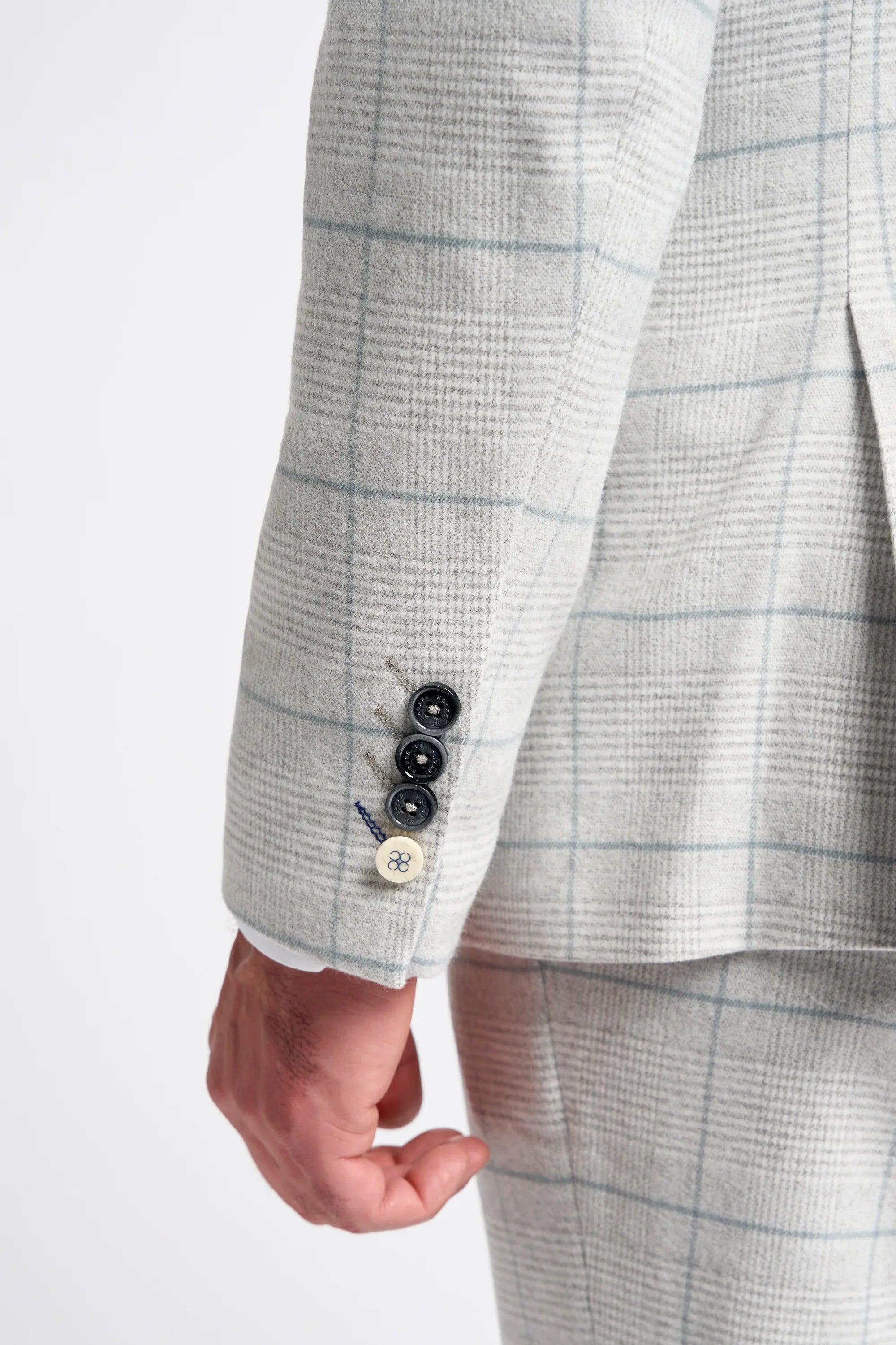 Traje de tres piezas a cuadros gris claro