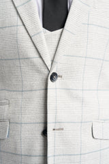 Traje de tres piezas a cuadros gris claro