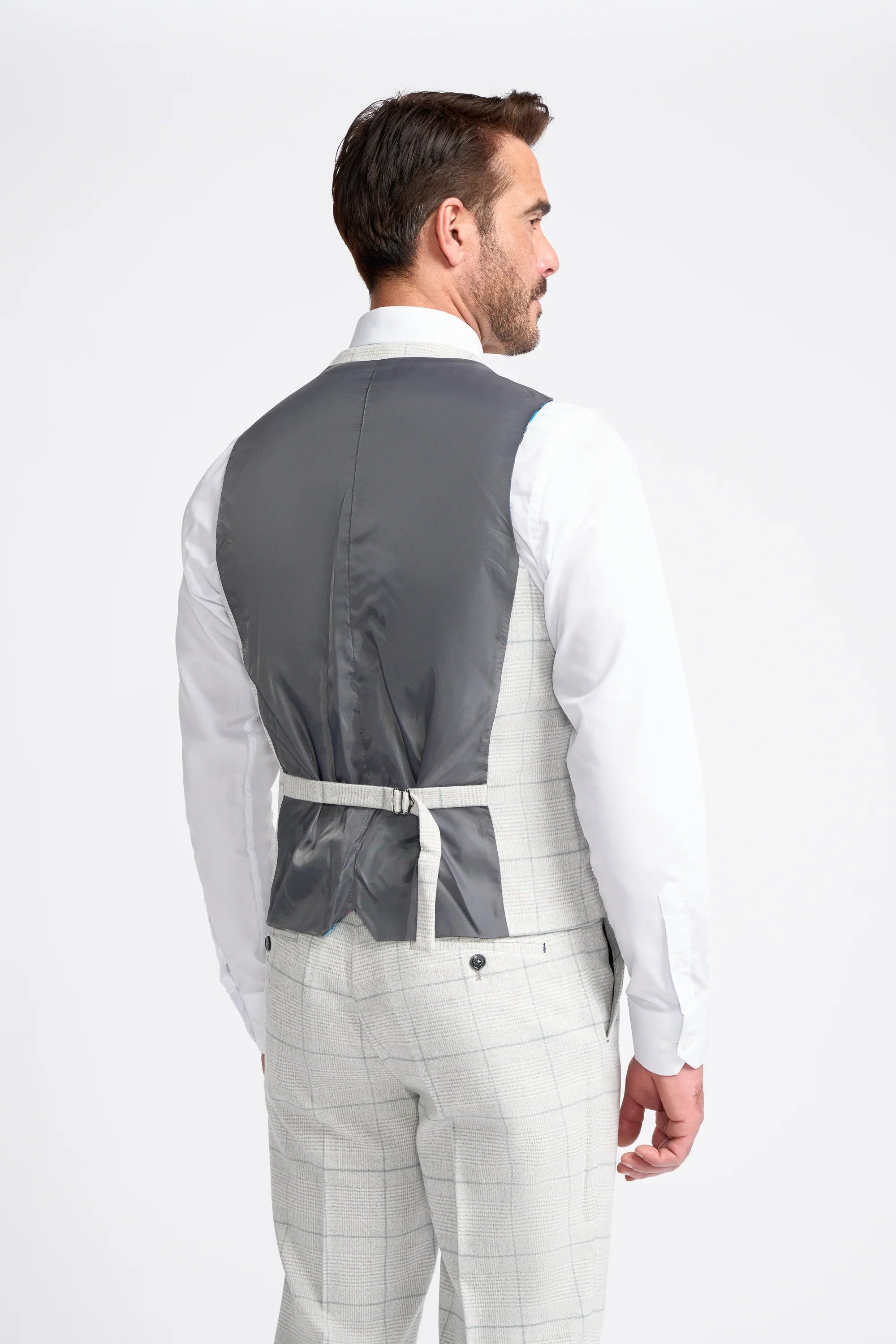 Traje de tres piezas a cuadros gris claro