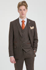 Traje de hombre marrón de 3 piezas con chaleco cruzado.
