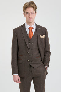 Traje de hombre marrón de 3 piezas con chaleco cruzado.