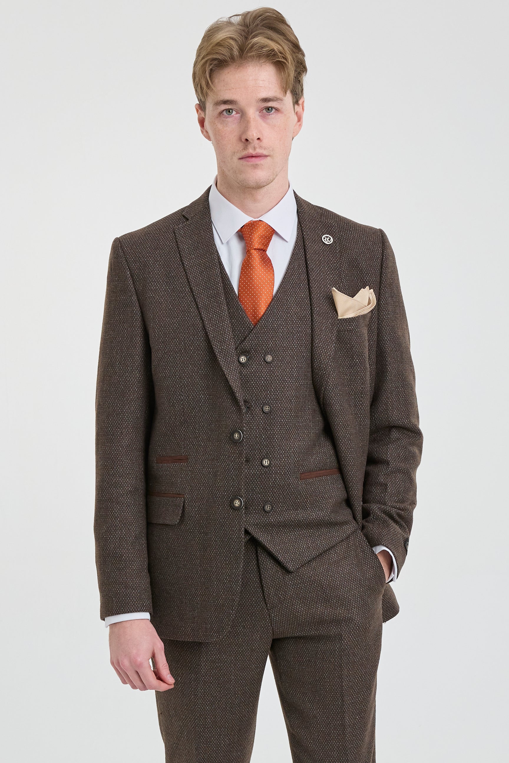 Traje de hombre marrón de 3 piezas con chaleco cruzado.