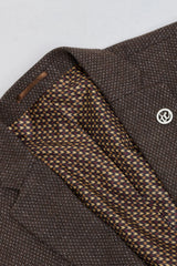 Traje de hombre marrón de 3 piezas con chaleco cruzado.