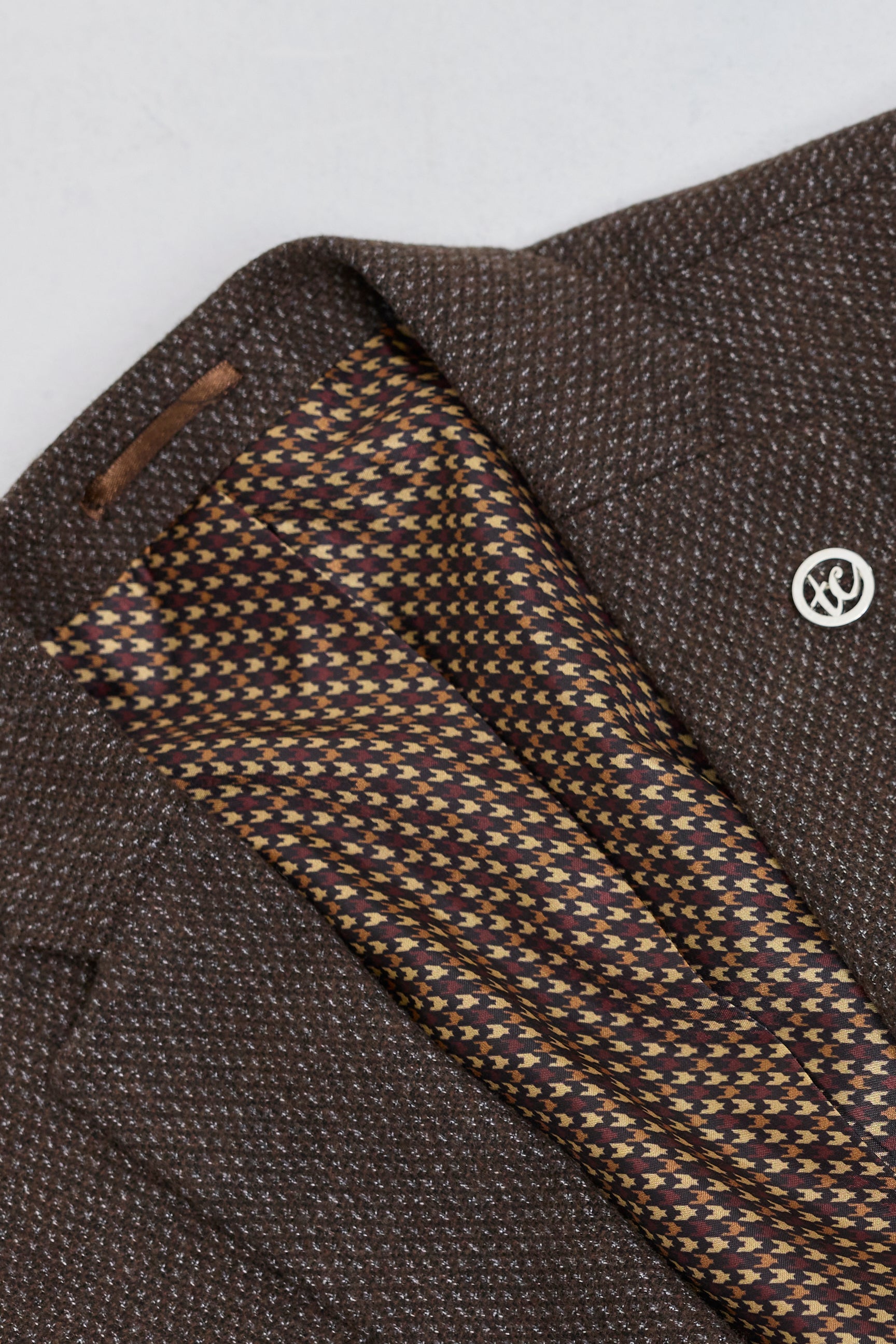 Traje de hombre marrón de 3 piezas con chaleco cruzado.