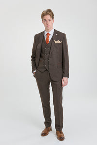 Traje de hombre marrón de 3 piezas con chaleco cruzado.