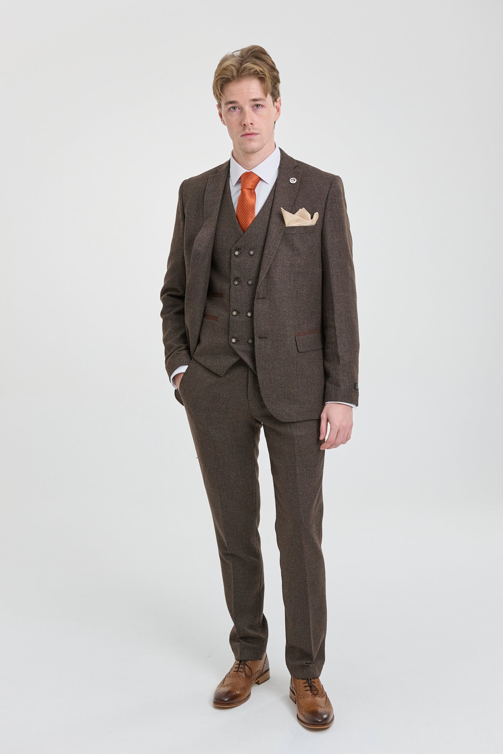 Traje de hombre marrón de 3 piezas con chaleco cruzado.