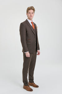 Traje de hombre marrón de 3 piezas con chaleco cruzado.