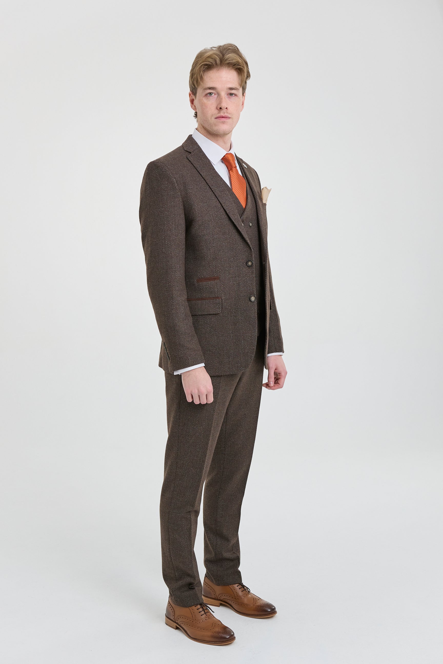 Traje de hombre marrón de 3 piezas con chaleco cruzado.