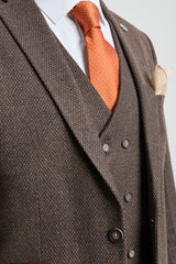 Traje de hombre marrón de 3 piezas con chaleco cruzado.