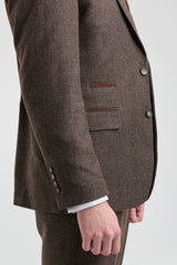 Traje de hombre marrón de 3 piezas con chaleco cruzado.