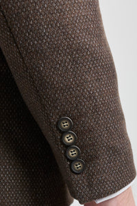 Traje de hombre marrón de 3 piezas con chaleco cruzado.