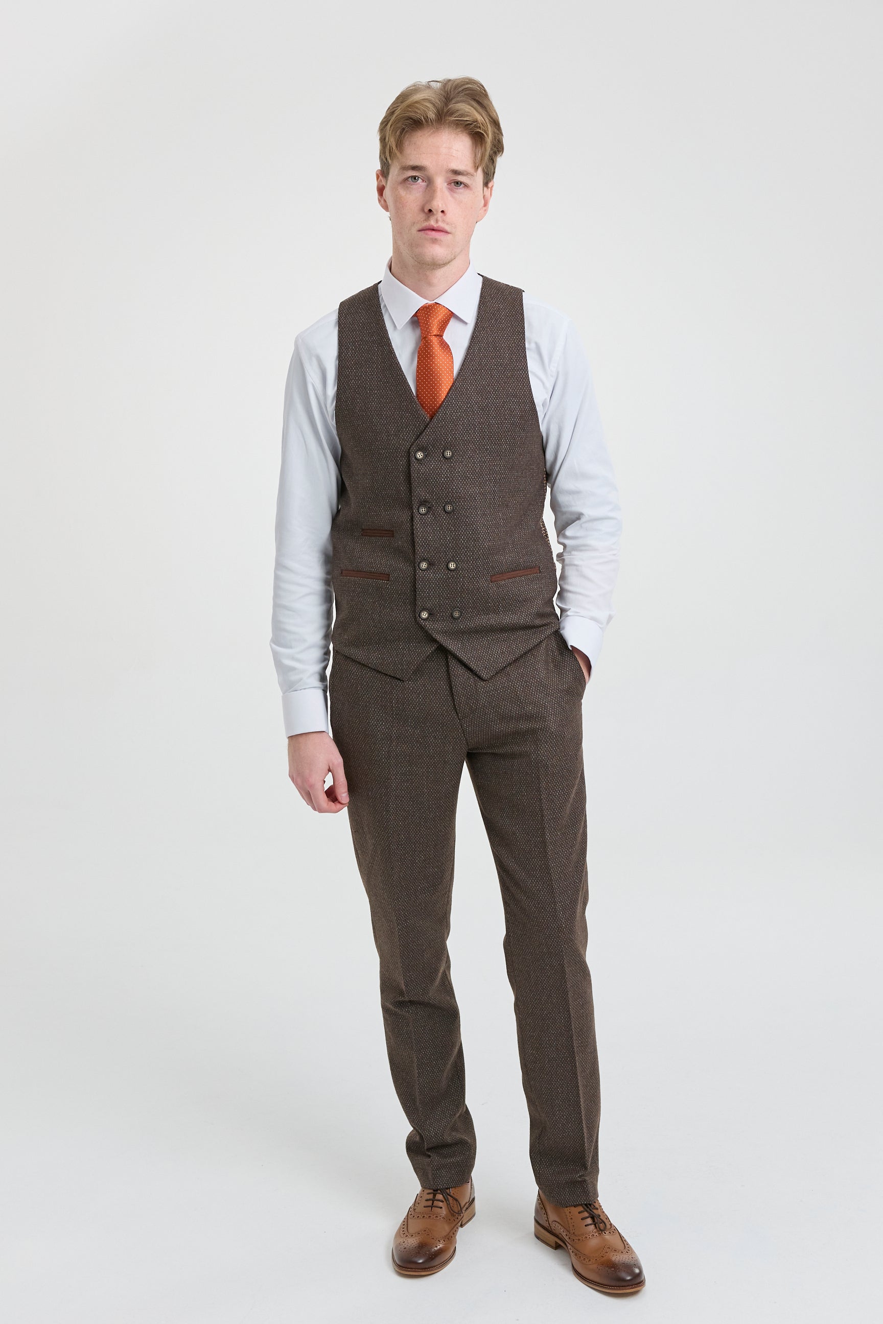Traje de hombre marrón de 3 piezas con chaleco cruzado.