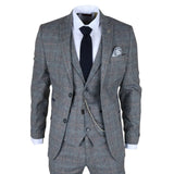 Traje gris a cuadros con corbata y pañuelo de bolsillo sobre fondo blanco.