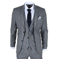 Traje gris a cuadros con corbata y pañuelo de bolsillo sobre fondo blanco.