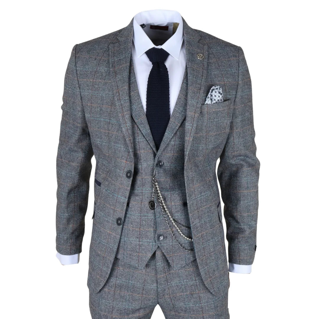 Traje gris a cuadros con corbata y pañuelo de bolsillo sobre fondo blanco.