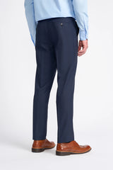 Traje de hombre azul marino de corte entallado