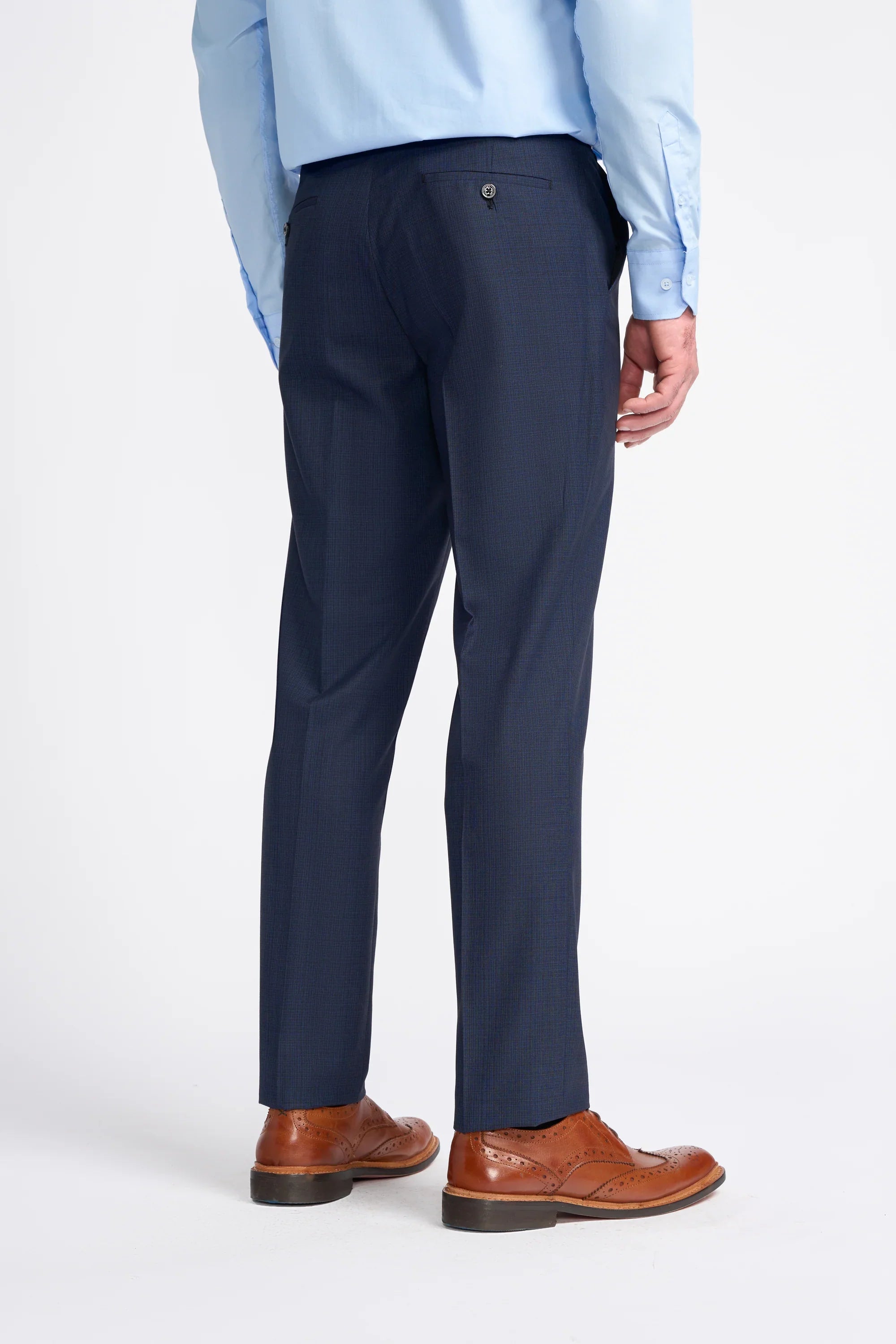 Traje de hombre azul marino de corte entallado