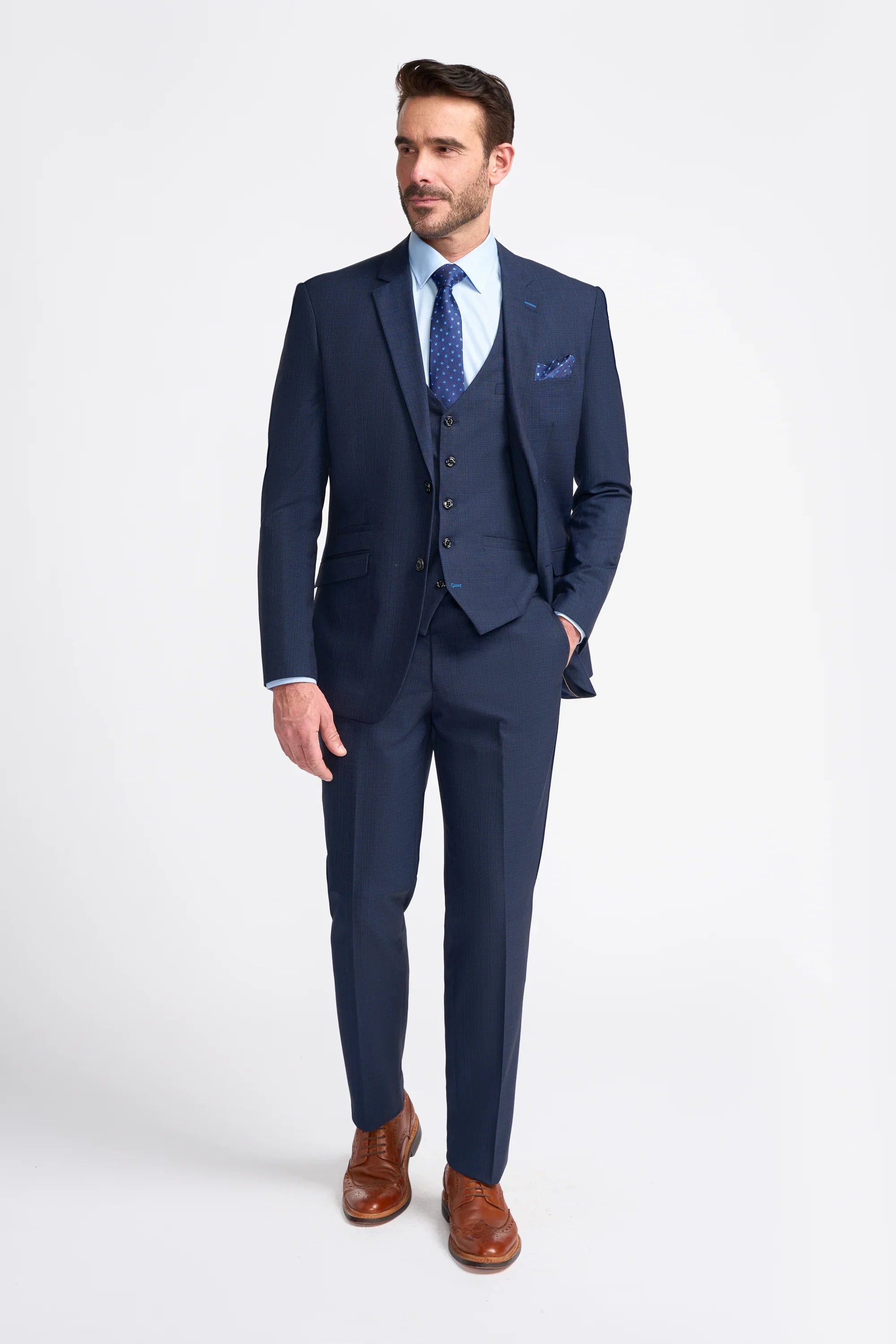 Traje de hombre azul marino de corte entallado