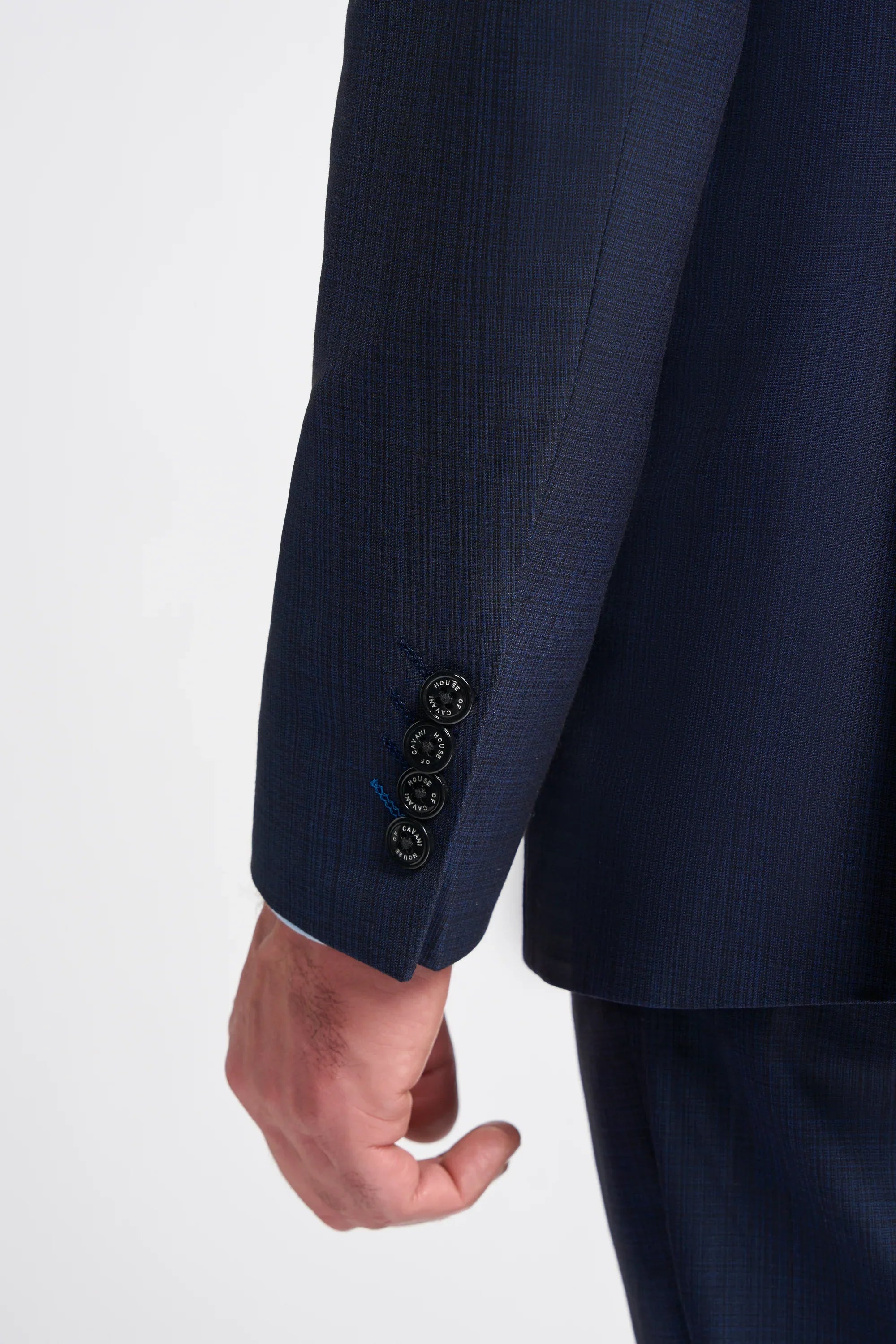 Traje de hombre azul marino de corte entallado