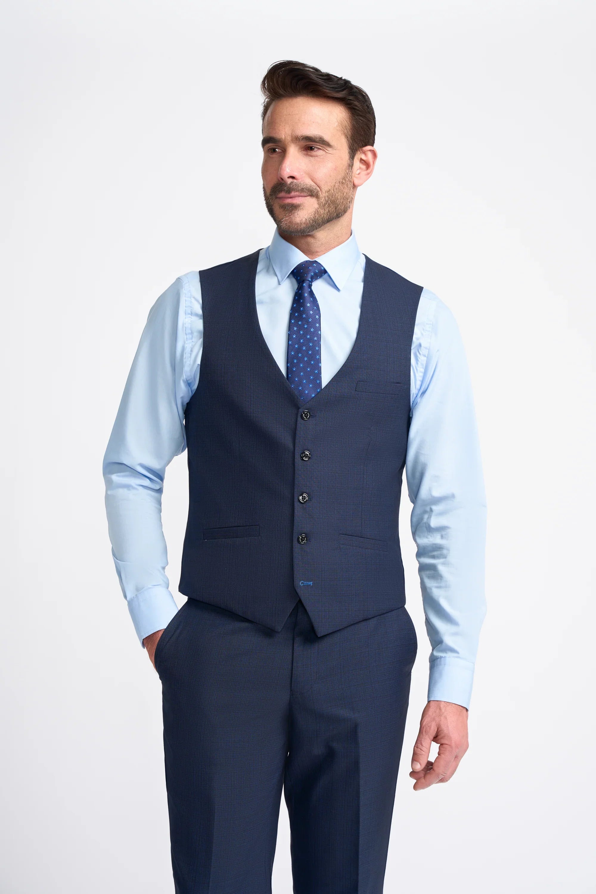 Traje de hombre azul marino de corte entallado