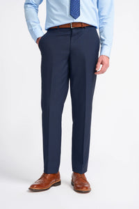 Traje de hombre azul marino de corte entallado
