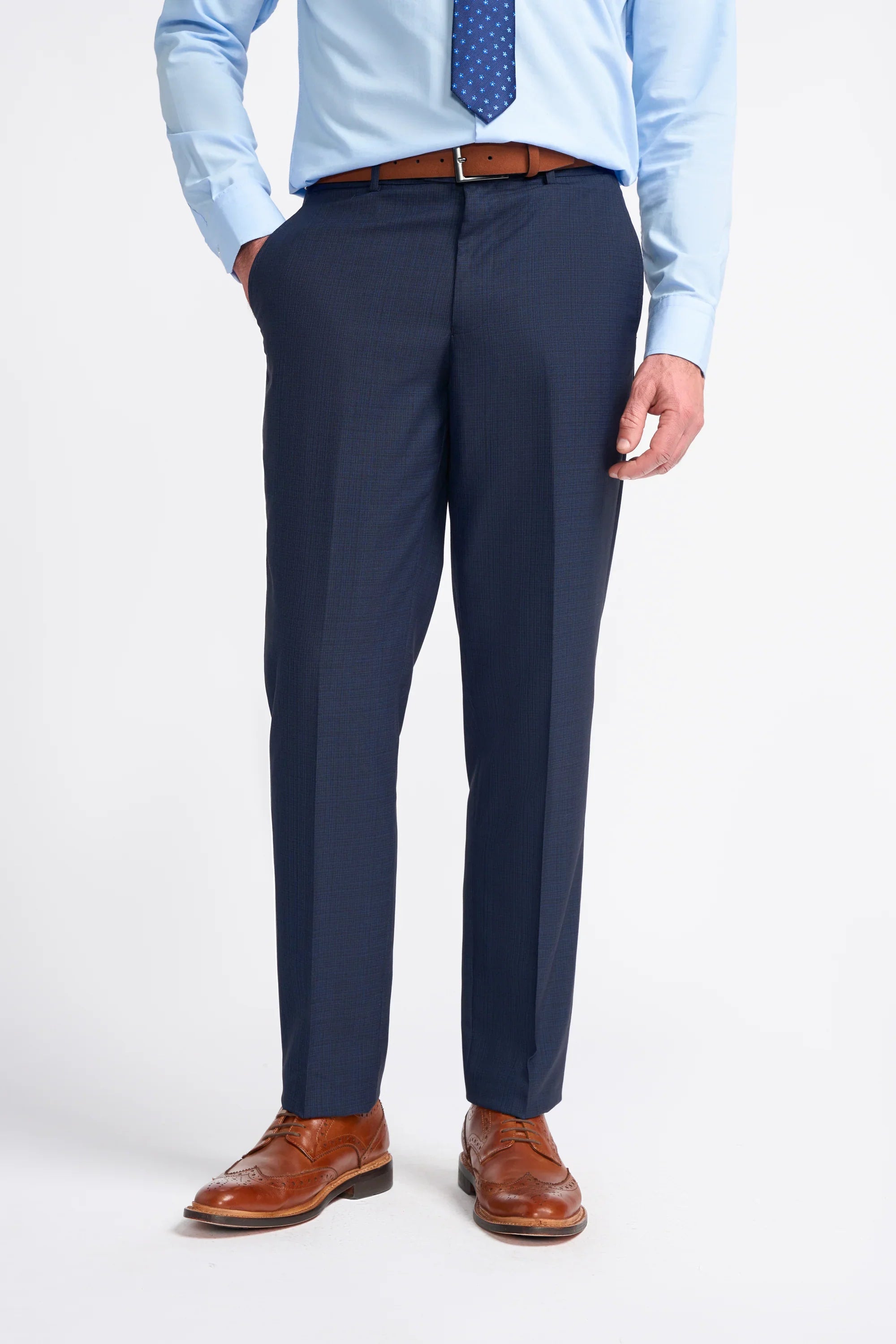 Traje de hombre azul marino de corte entallado