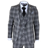Traje gris a cuadros con camisa blanca, corbata negra y pañuelo de bolsillo sobre fondo blanco.