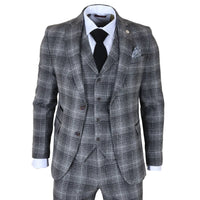 Traje gris a cuadros con camisa blanca, corbata negra y pañuelo de bolsillo sobre fondo blanco.