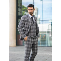 Traje de tres piezas para hombre de tweed gris a cuadros.