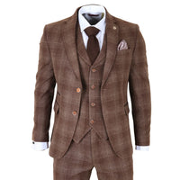Traje a cuadros marrón con chaleco y corbata sobre fondo blanco