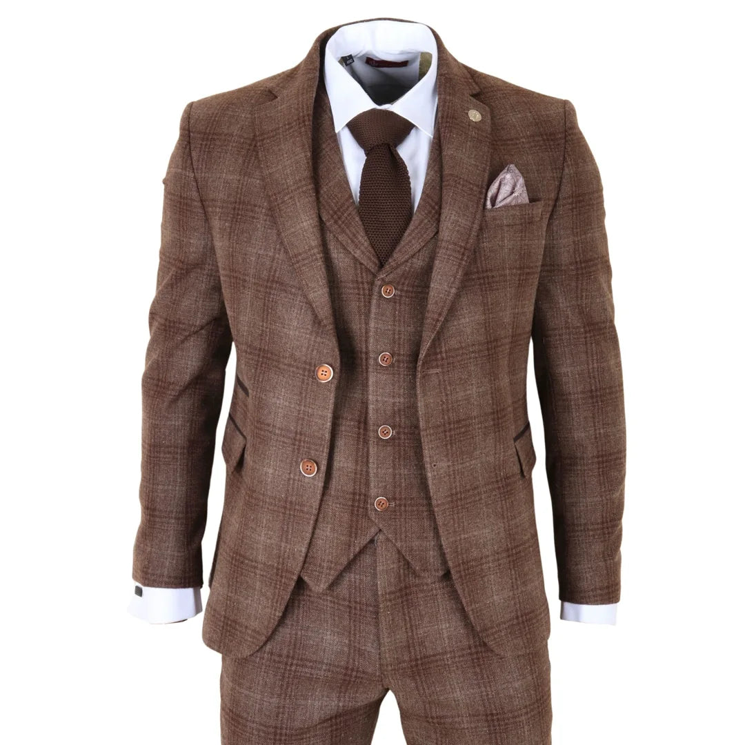 Traje a cuadros marrón con chaleco y corbata sobre fondo blanco