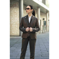 TPW-AK-06 - Traje de tres piezas de tweed con estampado de espiga para mujer, color marrón.