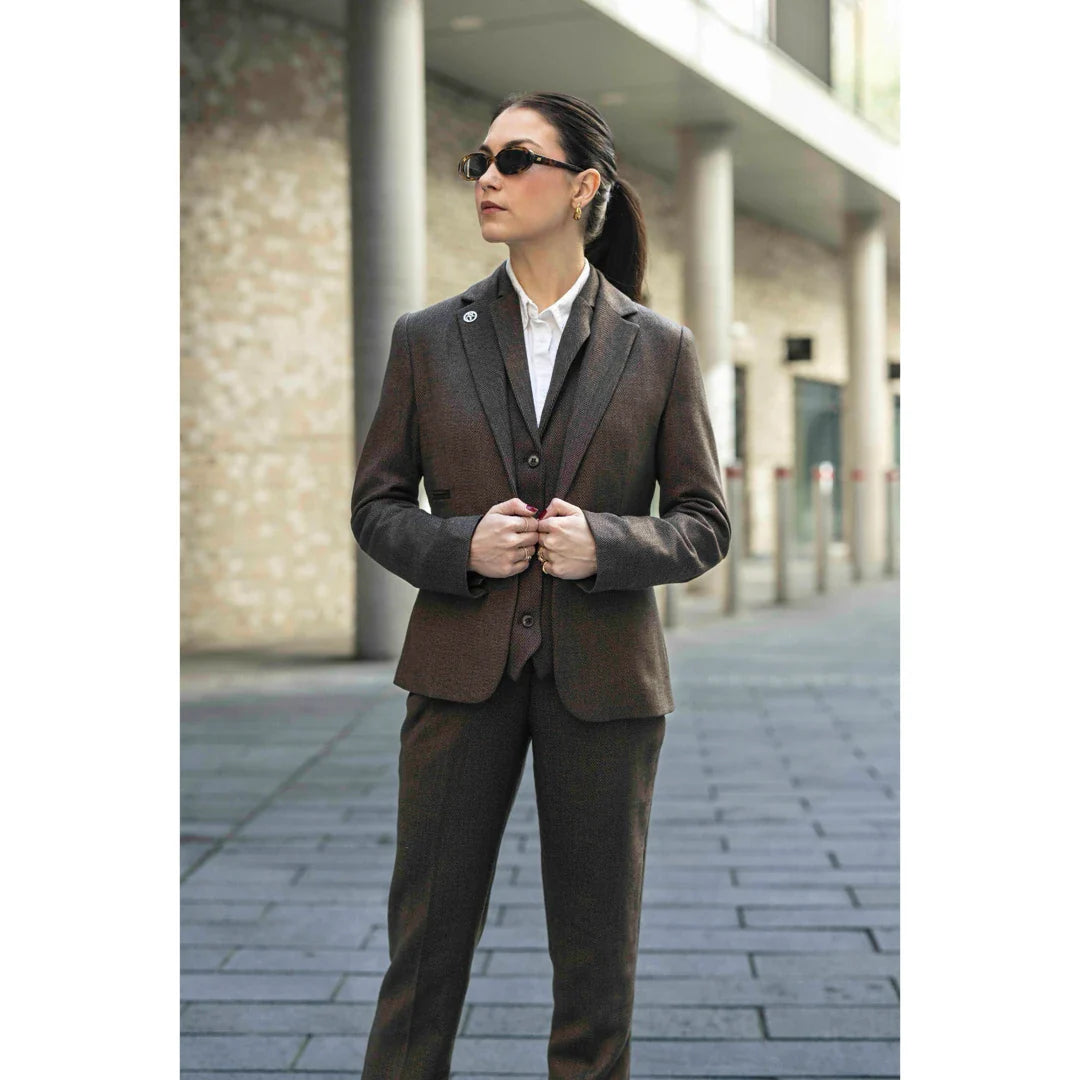 TPW-AK-06 - Traje de tres piezas de tweed con estampado de espiga para mujer, color marrón.
