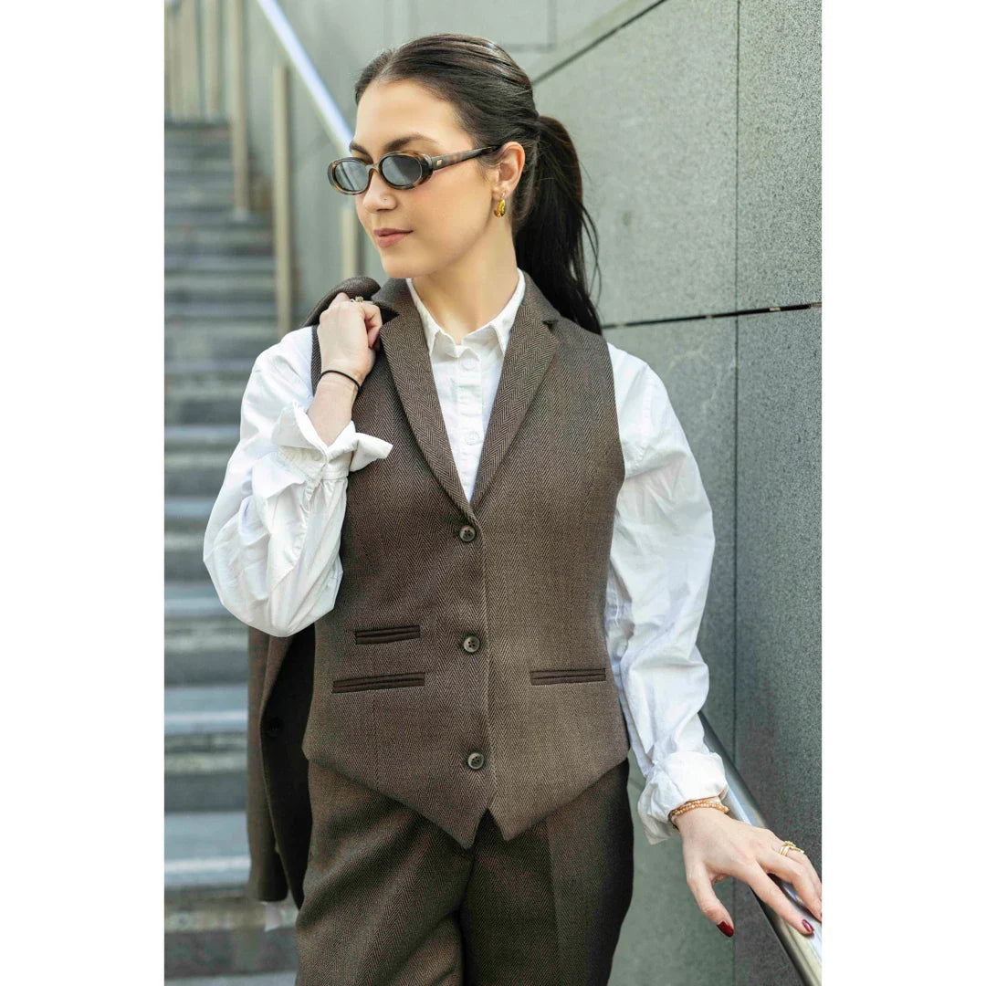 TPW-AK-06 - Traje de tres piezas de tweed con estampado de espiga para mujer, color marrón.