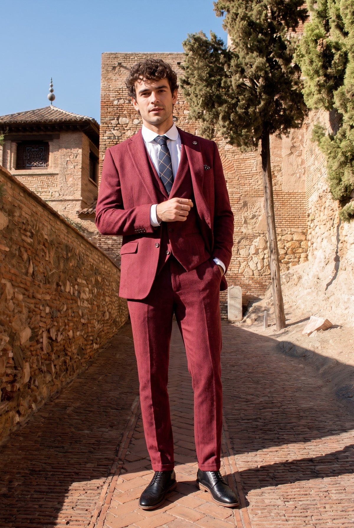 Look #181 styled with Traje de tweed de 3 piezas para hombre con estampado de espiga color vino granate - STZ11