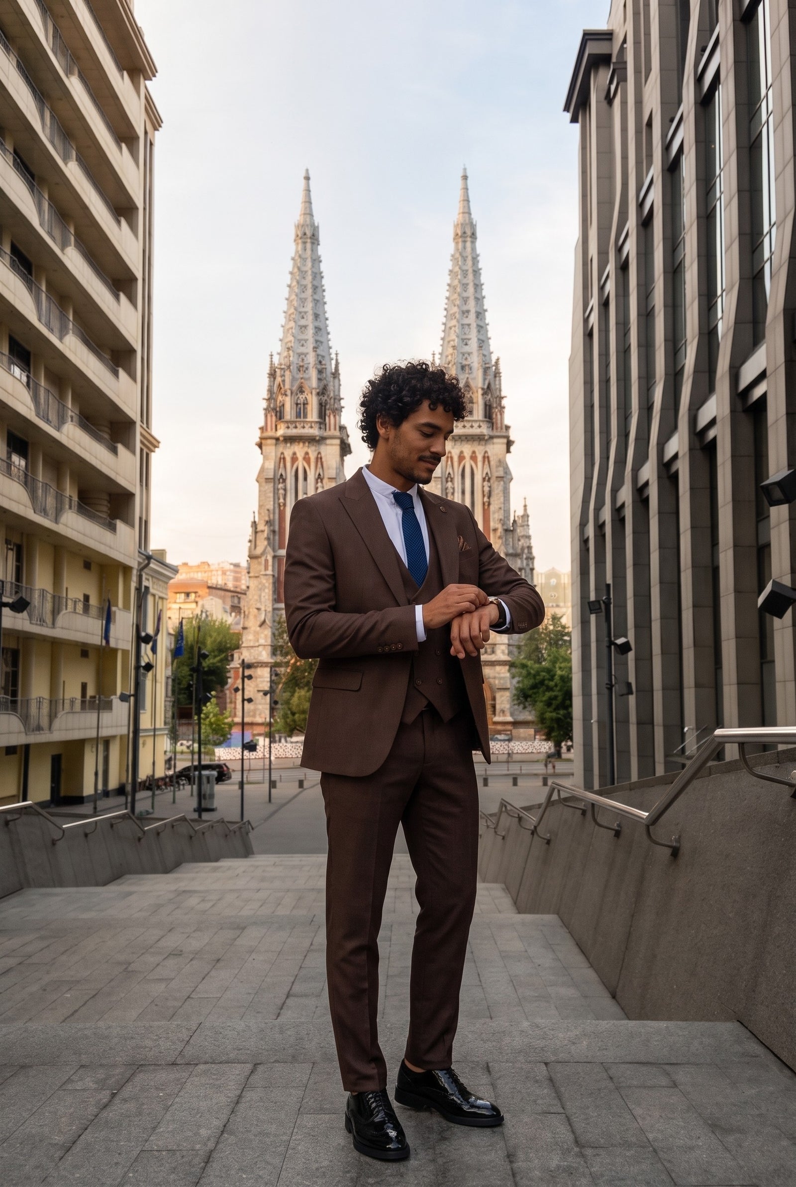 Look #305 styled with IM32 - Traje de tres piezas liso marrón oscuro para hombre